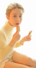 超清甜黄衣短裤白袜少女写真图片，最爱各种面包与零食