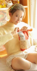 超清甜黄衣短裤白袜少女写真图片，最爱各种面包与零食