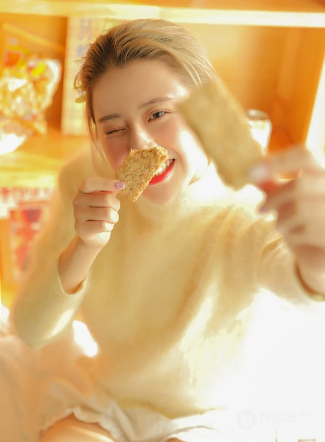 超清甜黄衣短裤白袜少女写真图片，最爱各种面包与零食