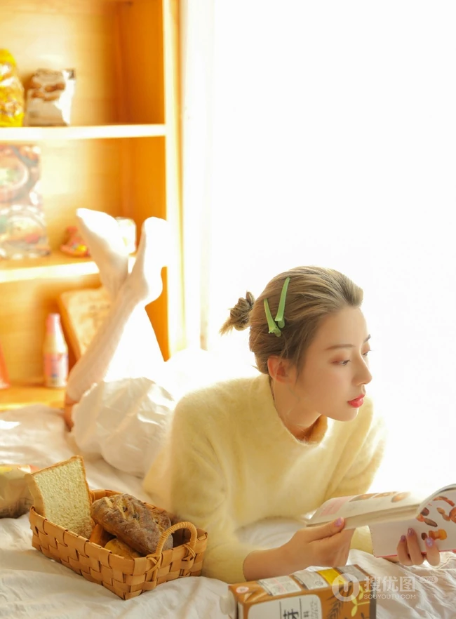 超清甜黄衣短裤白袜少女写真图片，最爱各种面包与零食