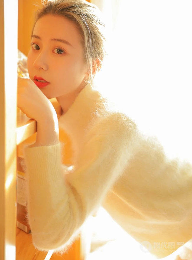 超清甜黄衣短裤白袜少女写真图片，最爱各种面包与零食