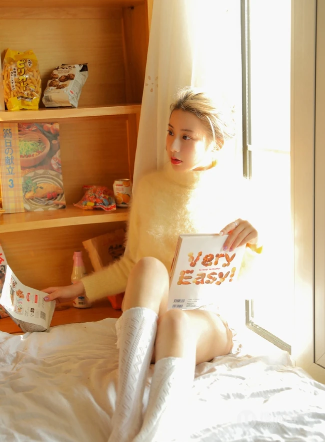 超清甜黄衣短裤白袜少女写真图片，最爱各种面包与零食