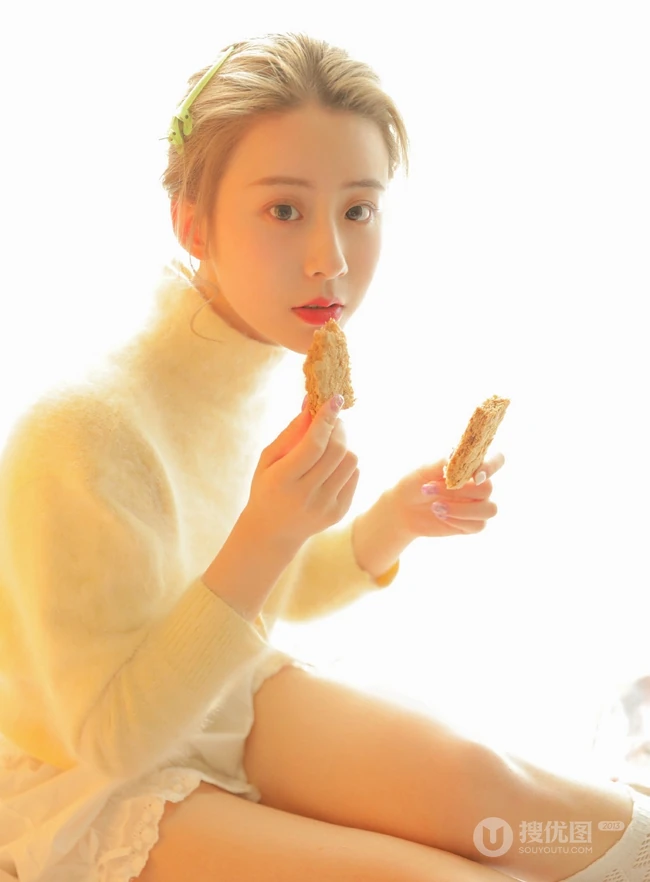 超清甜黄衣短裤白袜少女写真图片，最爱各种面包与零食