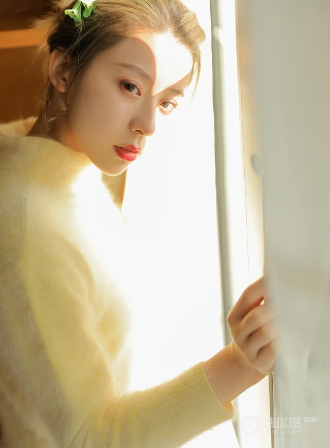 超清甜黄衣短裤白袜少女写真图片，最爱各种面包与零食