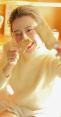 超清甜黄衣短裤白袜少女写真图片，最爱各种面包与零食