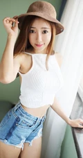 气质模特王馨瑶化身阳光甜美草帽少女室内写真图片