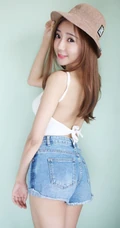 气质模特王馨瑶化身阳光甜美草帽少女室内写真图片