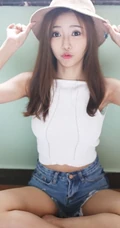 气质模特王馨瑶化身阳光甜美草帽少女室内写真图片