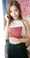 气质模特王馨瑶化身阳光甜美草帽少女室内写真图片