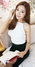 气质模特王馨瑶化身阳光甜美草帽少女室内写真图片