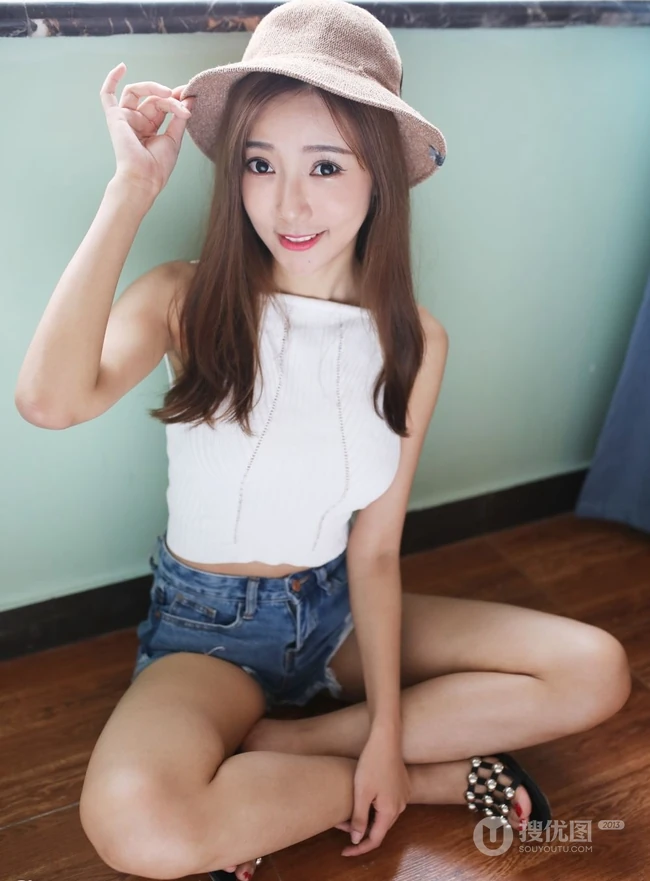 气质模特王馨瑶化身阳光甜美草帽少女室内写真图片