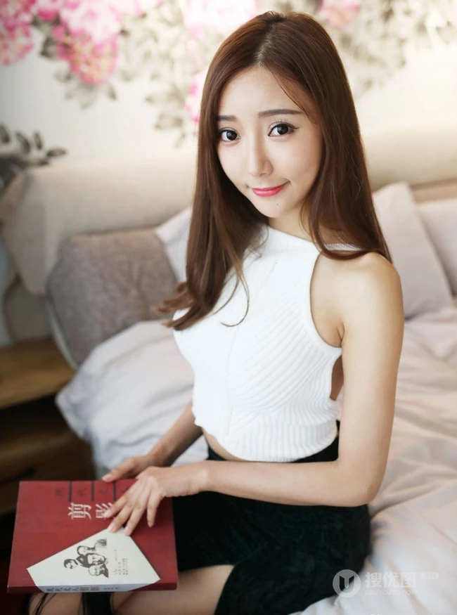 气质模特王馨瑶化身阳光甜美草帽少女室内写真图片