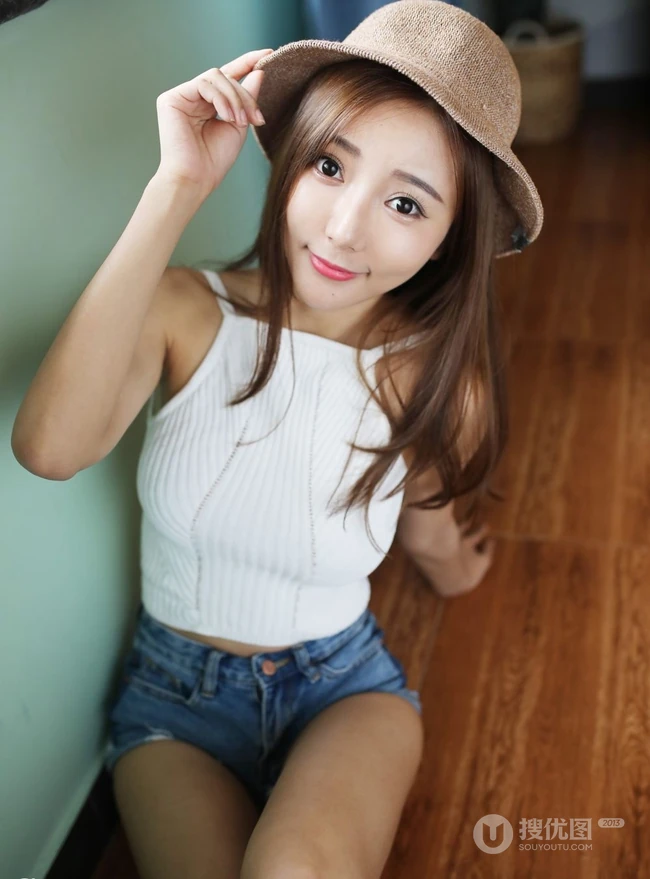 气质模特王馨瑶化身阳光甜美草帽少女室内写真图片