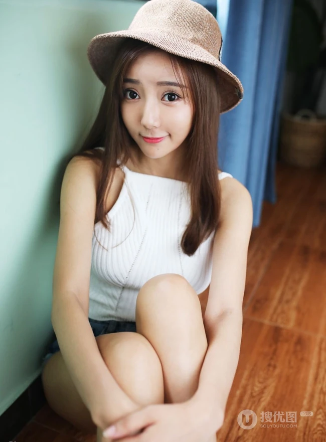 气质模特王馨瑶化身阳光甜美草帽少女室内写真图片