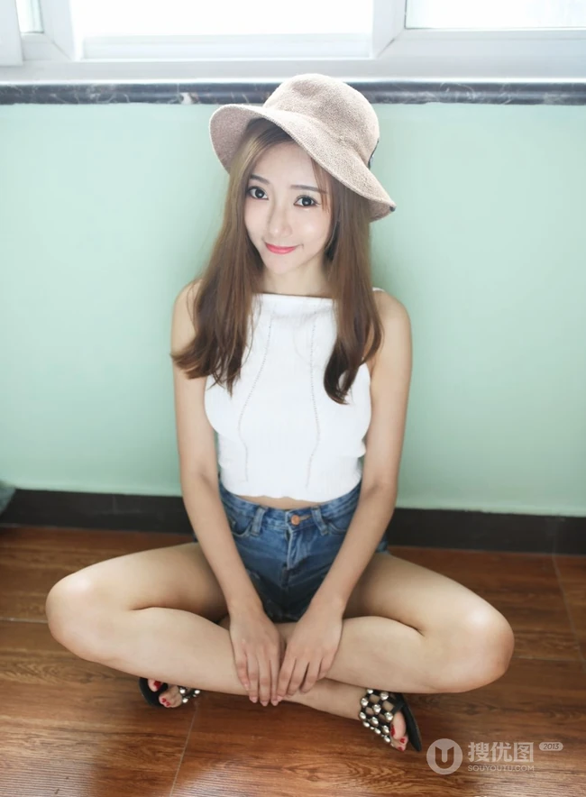 气质模特王馨瑶化身阳光甜美草帽少女室内写真图片