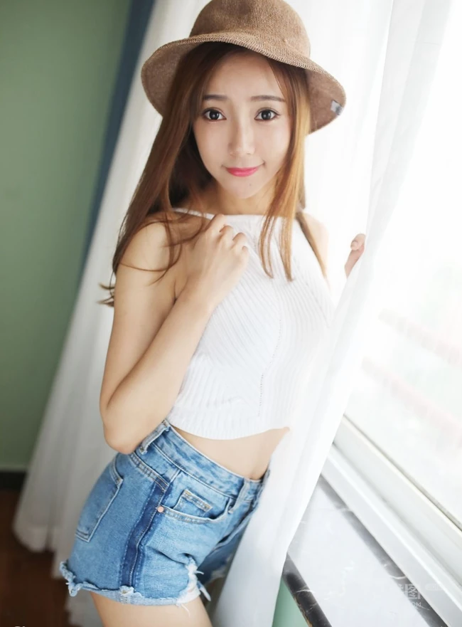 气质模特王馨瑶化身阳光甜美草帽少女室内写真图片