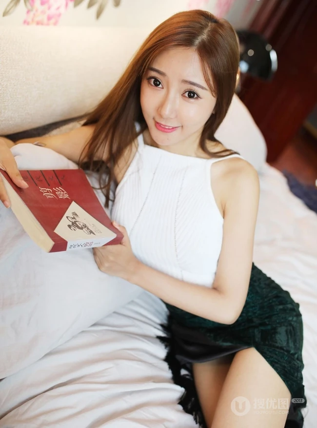 气质模特王馨瑶化身阳光甜美草帽少女室内写真图片