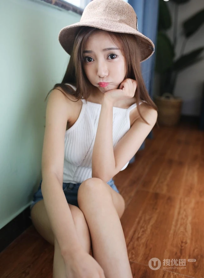 气质模特王馨瑶化身阳光甜美草帽少女室内写真图片
