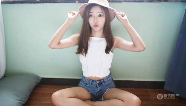 气质模特王馨瑶化身阳光甜美草帽少女室内写真图片