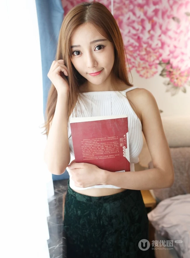 气质模特王馨瑶化身阳光甜美草帽少女室内写真图片