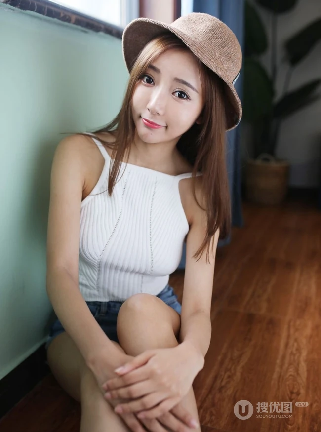 气质模特王馨瑶化身阳光甜美草帽少女室内写真图片