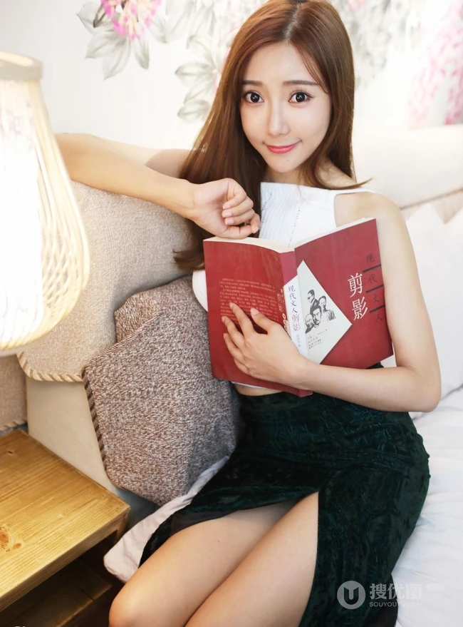 气质模特王馨瑶化身阳光甜美草帽少女室内写真图片
