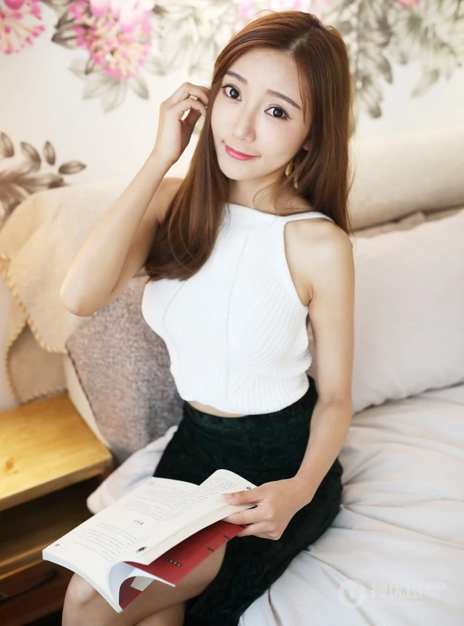 气质模特王馨瑶化身阳光甜美草帽少女室内写真图片