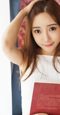 气质模特王馨瑶化身阳光甜美草帽少女室内写真图片