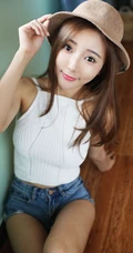 气质模特王馨瑶化身阳光甜美草帽少女室内写真图片