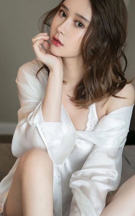气质白皙女生Coral写真图集一，黑裙动人、白衫温暖而优雅