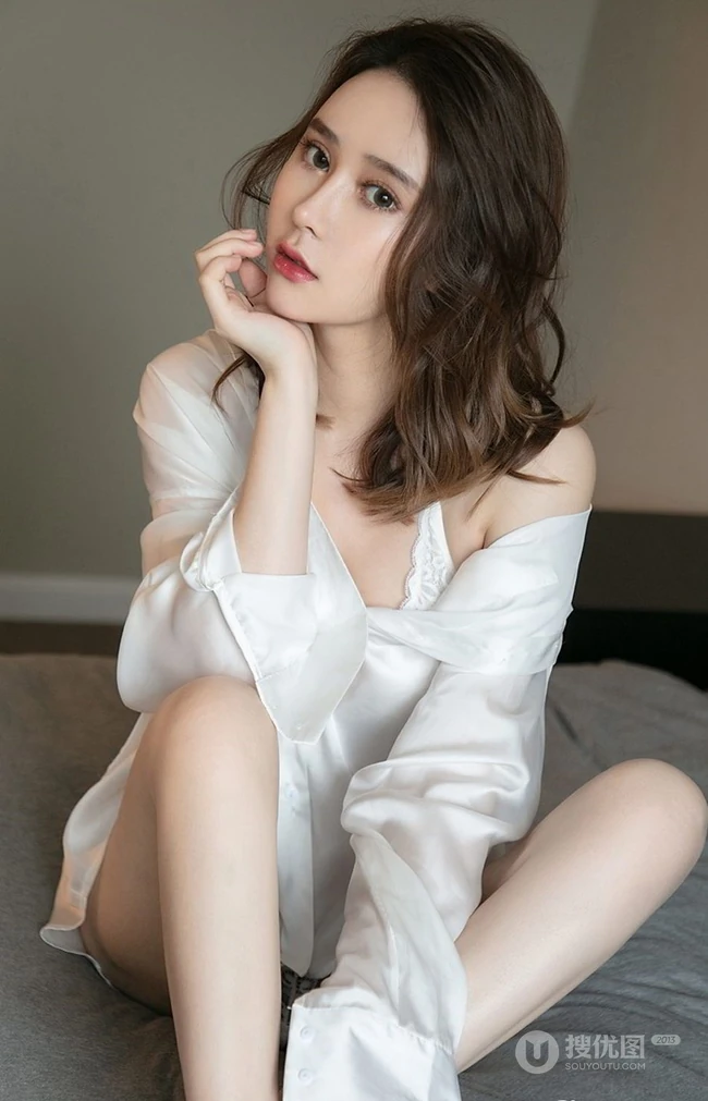 气质白皙女生Coral写真图集一，黑裙动人、白衫温暖而优雅