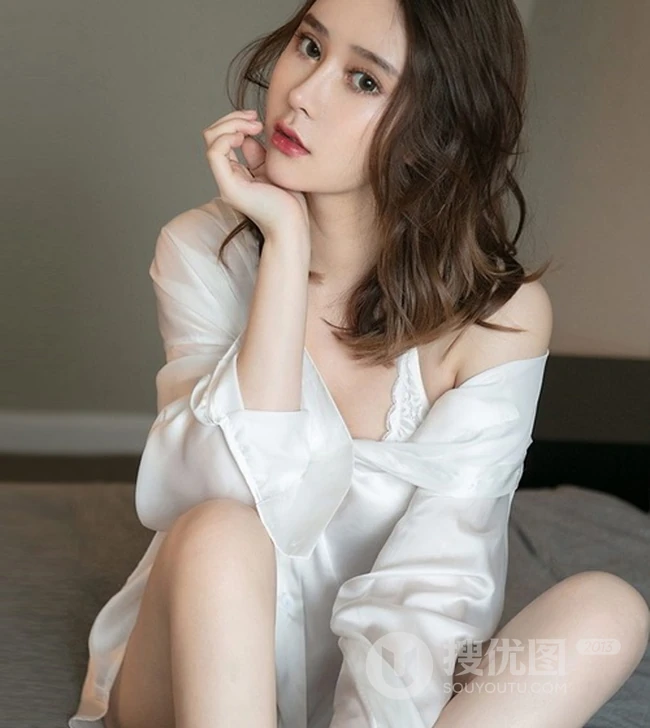 气质白皙女生Coral写真图集一，黑裙动人、白衫温暖而优雅