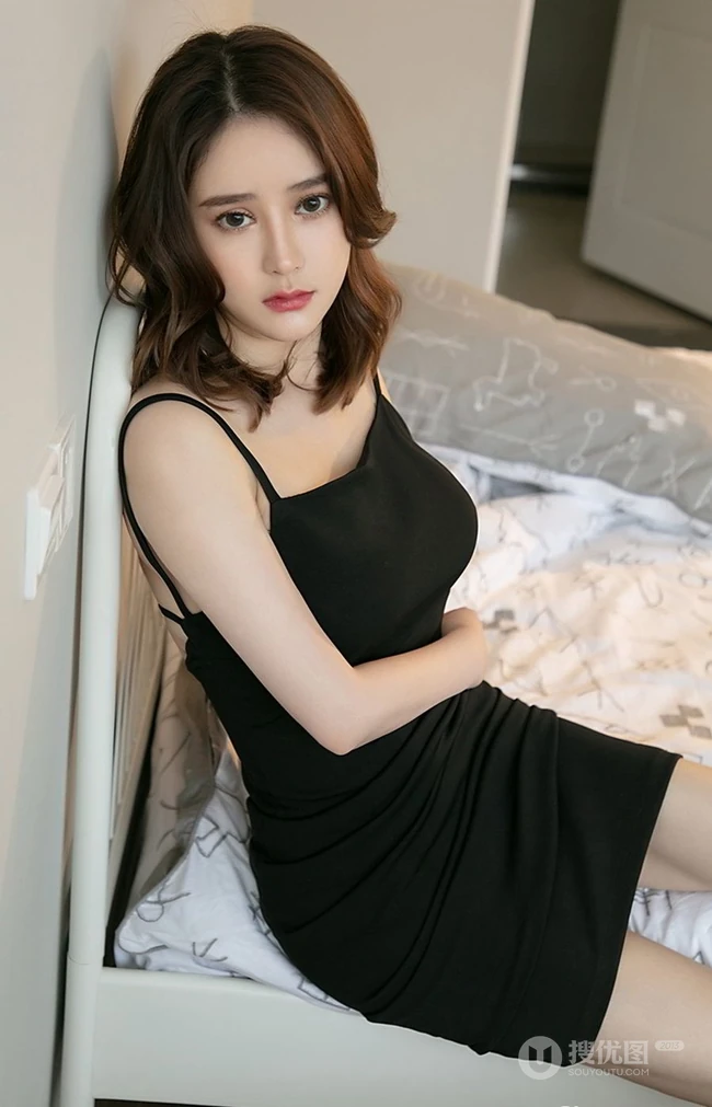 气质白皙女生Coral写真图集一，黑裙动人、白衫温暖而优雅