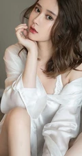 气质白皙女生Coral写真图集一，黑裙动人、白衫温暖而优雅