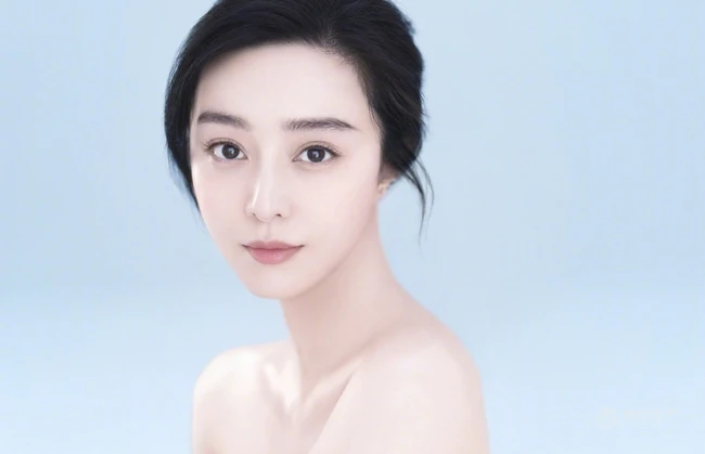 范冰冰微博晒半身写真照，气质锁骨超动人