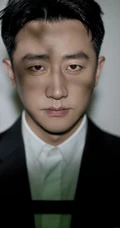 黄轩黑色西装着身，搭配白衬衫尽显儒雅型男风范