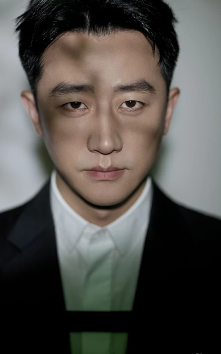 黄轩黑色西装着身，搭配白衬衫尽显儒雅型男风范
