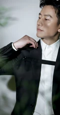 黄轩黑色西装着身，搭配白衬衫尽显儒雅型男风范