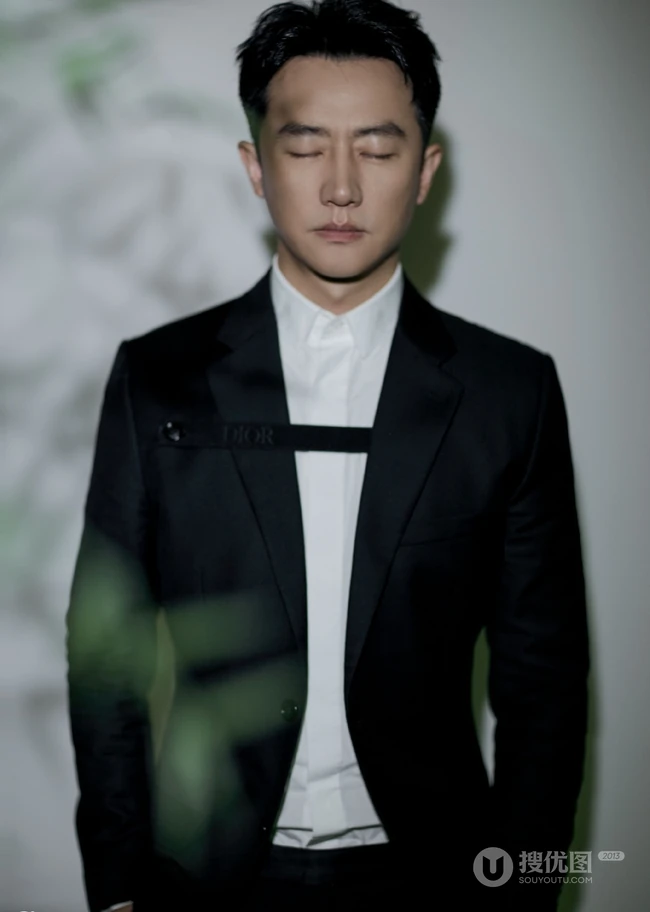 黄轩黑色西装着身，搭配白衬衫尽显儒雅型男风范