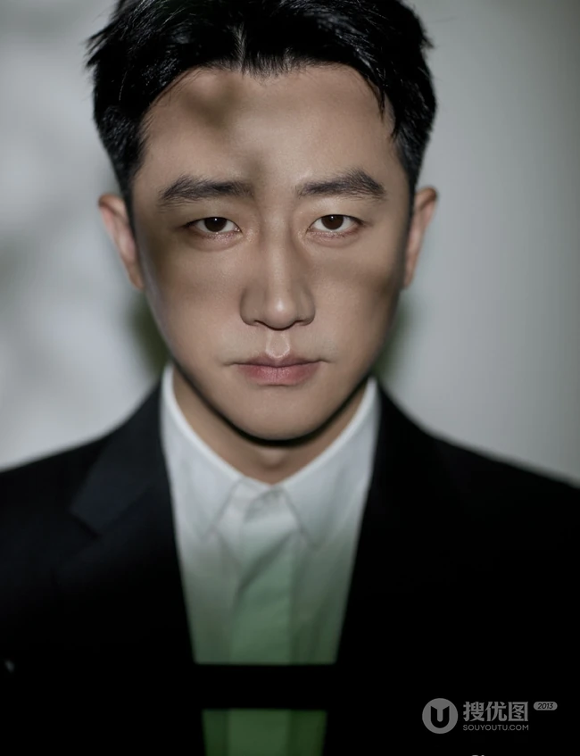 黄轩黑色西装着身，搭配白衬衫尽显儒雅型男风范