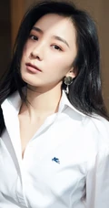 朱颜曼滋白衫格子短裤清爽动人写真图片