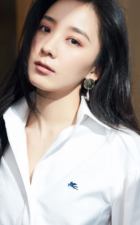 朱颜曼滋白衫格子短裤清爽动人写真图片