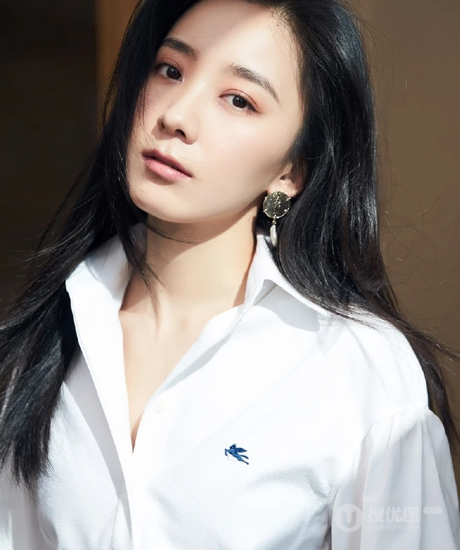 朱颜曼滋白衫格子短裤清爽动人写真图片