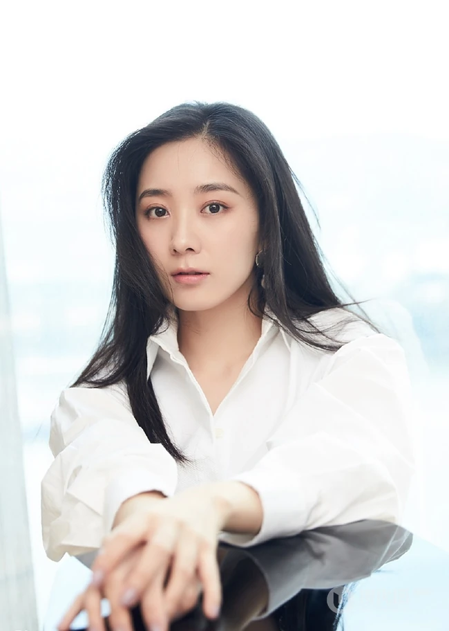 朱颜曼滋白衫格子短裤清爽动人写真图片