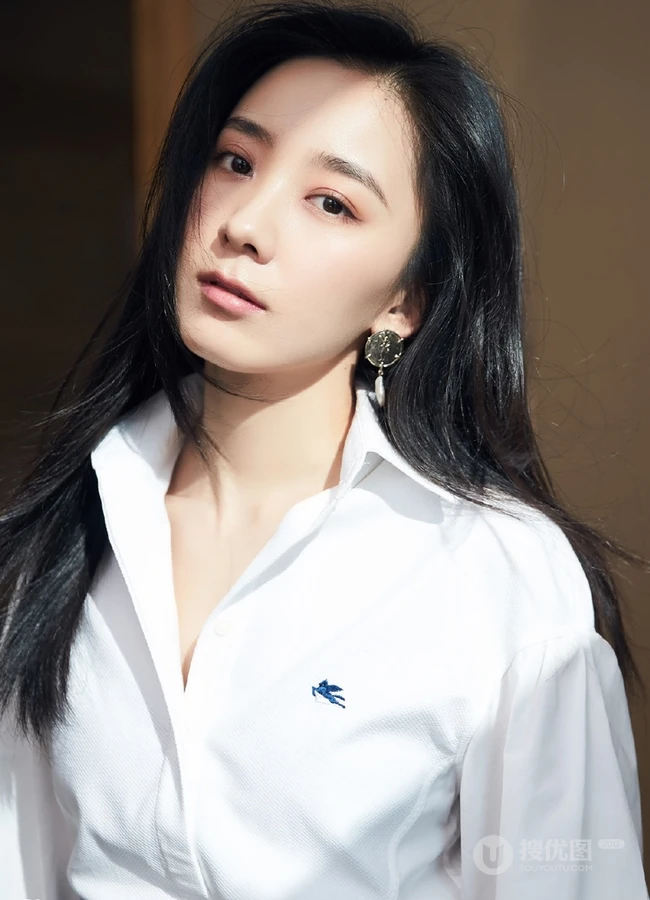 朱颜曼滋白衫格子短裤清爽动人写真图片