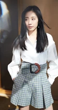 朱颜曼滋白衫格子短裤清爽动人写真图片