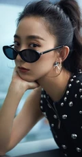 朱颜曼滋化身酷女孩，个性黑色亮片皮裙biling闪亮