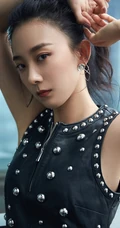朱颜曼滋化身酷女孩，个性黑色亮片皮裙biling闪亮