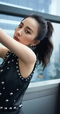 朱颜曼滋化身酷女孩，个性黑色亮片皮裙biling闪亮