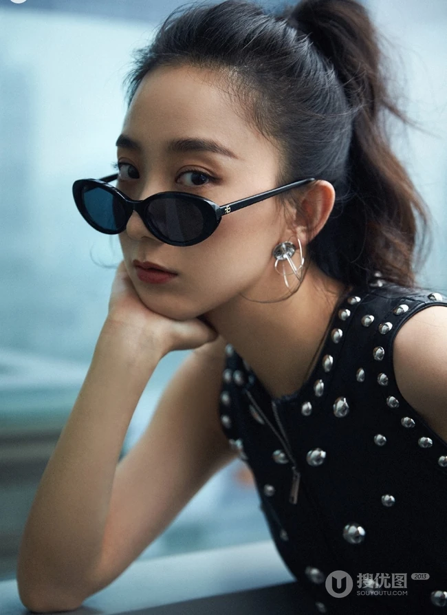 朱颜曼滋化身酷女孩，个性黑色亮片皮裙biling闪亮